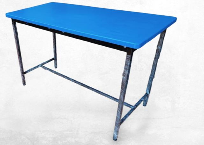 MESA PARA MAESTRO CUBIERTA DE PLÁSTICO